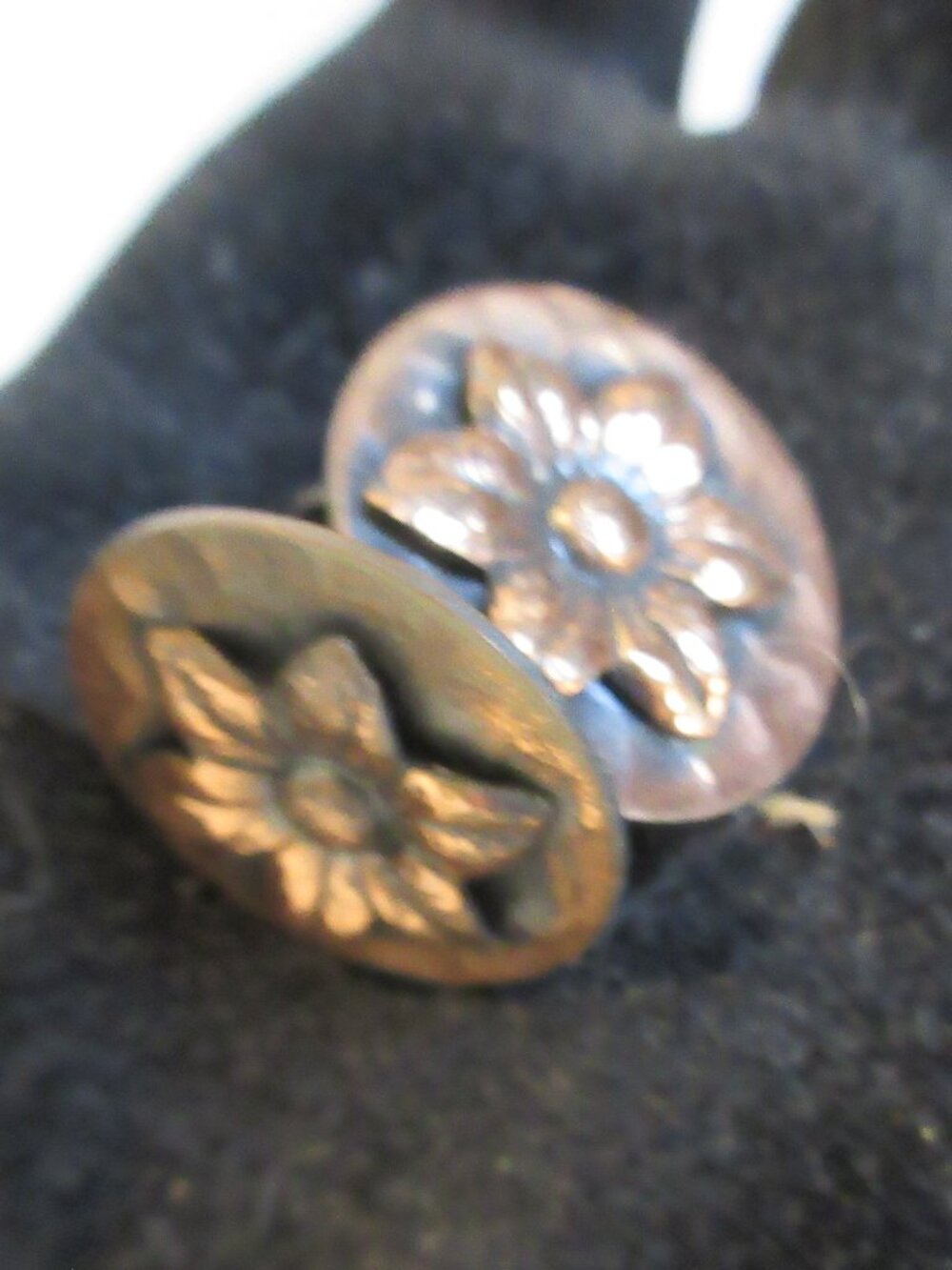 MID CENTURY~VINTAGE~ COPPER FLOWER SCREWBACK EARRINGS~13/16" ACROSS FRONT